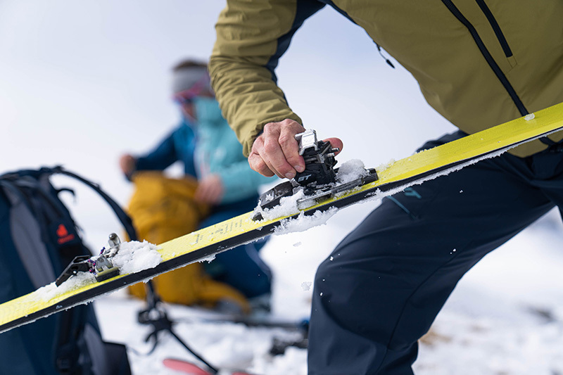 Comment farter ses skis de randonnées et bien les entretenir